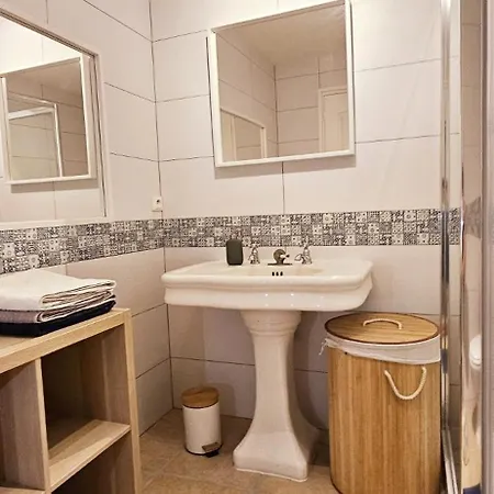 Familiale Surequipee 16p Piscine Babyfoot Billard Boulodrome