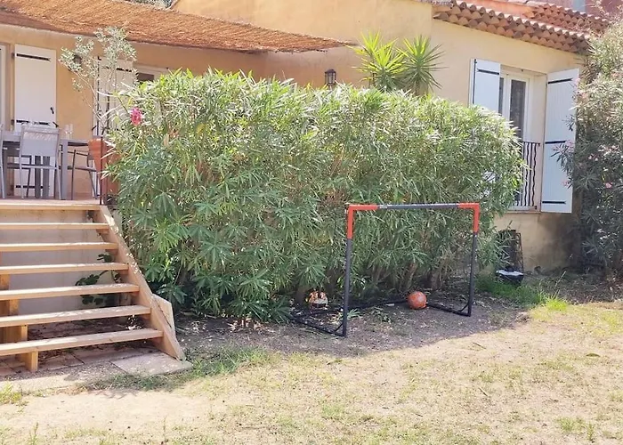 Familiale Surequipee 16p Piscine Babyfoot Billard Boulodrome *