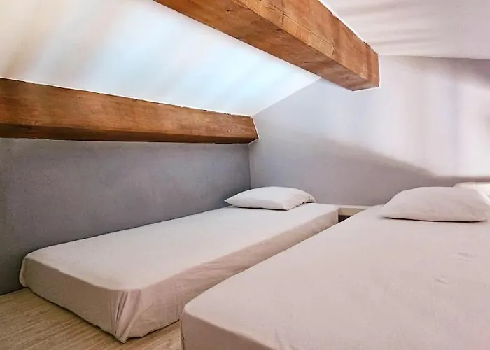 Familiale Surequipee 16p Piscine Babyfoot Billard Boulodrome