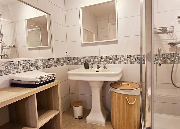 Familiale Surequipee 16p Piscine Babyfoot Billard Boulodrome