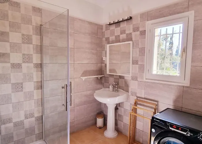 Familiale Surequipee 16p Piscine Babyfoot Billard Boulodrome *