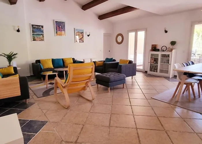 Familiale Surequipee 16p Piscine Babyfoot Billard Boulodrome